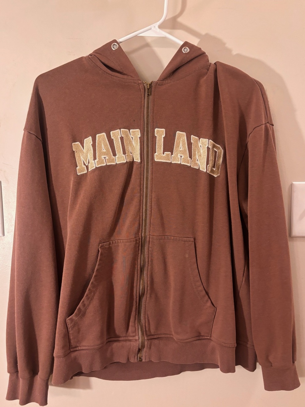 SHEIN Brown Zip-Up Hoodie with Cream 'MAIN LAND' Applique